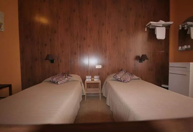 هتل Hostal Juventus