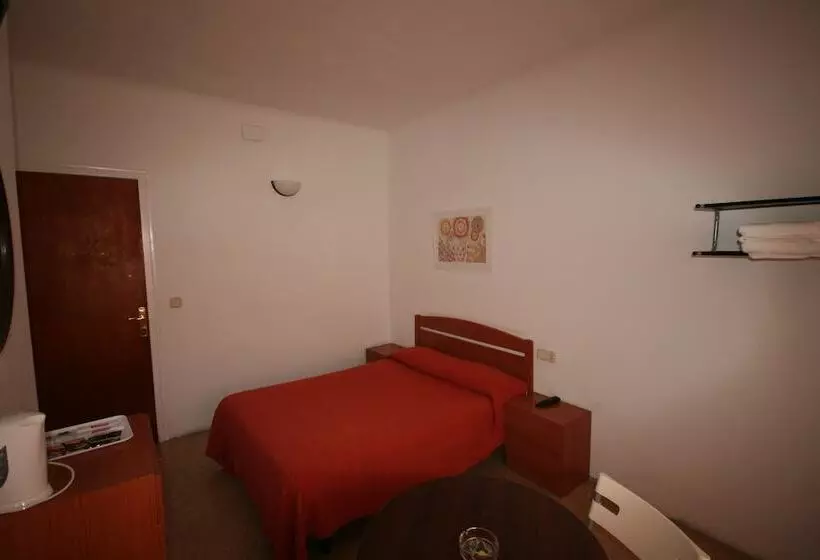 هتل Hostal Juventus