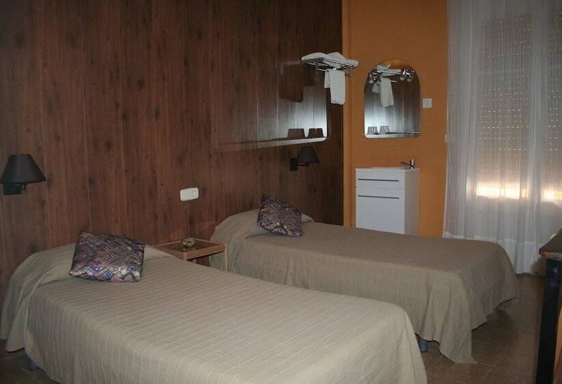 هتل Hostal Juventus