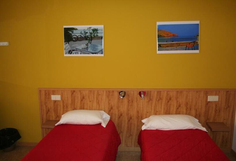 هتل Hostal Juventus