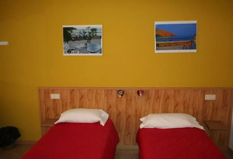 هتل Hostal Juventus