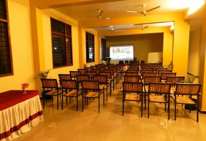 ホテル Rock Regency Hampi