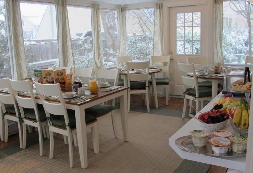 צימר Clark Currier Inn