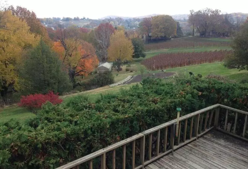 تختخواب و صبحانه Stone Hill Overlook