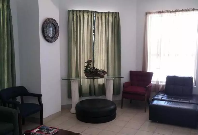 Hotelli Country Regency Inn & Suites