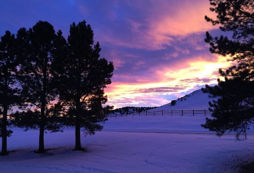 Отель Cripple Creek Hospitality House & Travel Park