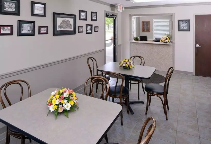 モーテル Briarwood Inn Of Geneva