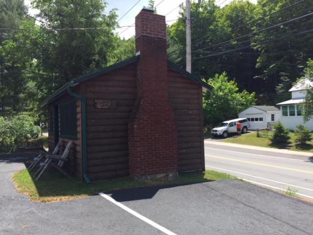 מוטל Pine Knoll Hotel Lakeside Lodge & Cabin