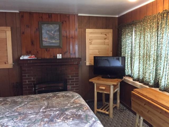 מוטל Pine Knoll Hotel Lakeside Lodge & Cabin