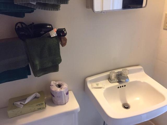 מוטל Pine Knoll Hotel Lakeside Lodge & Cabin