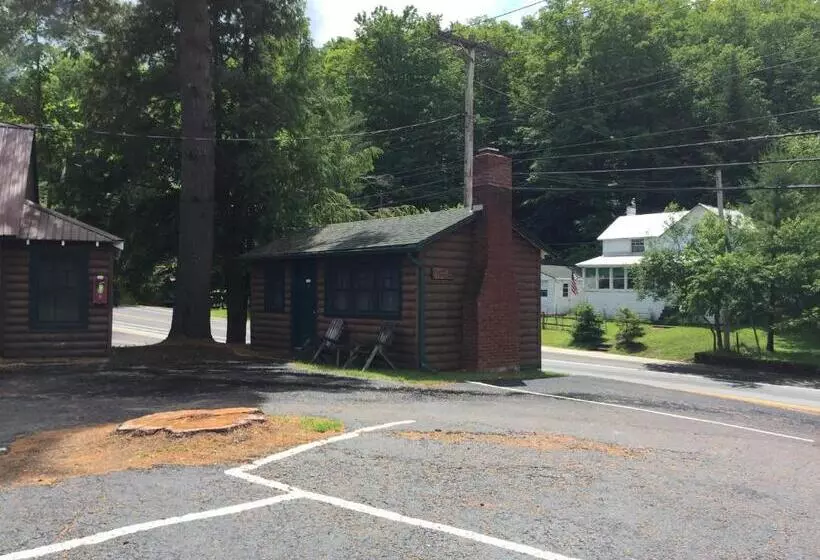 モーテル Pine Knoll Hotel Lakeside Lodge & Cabin