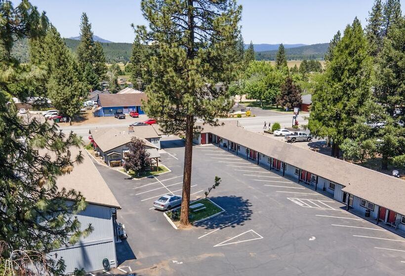 Charm Motel & Suites