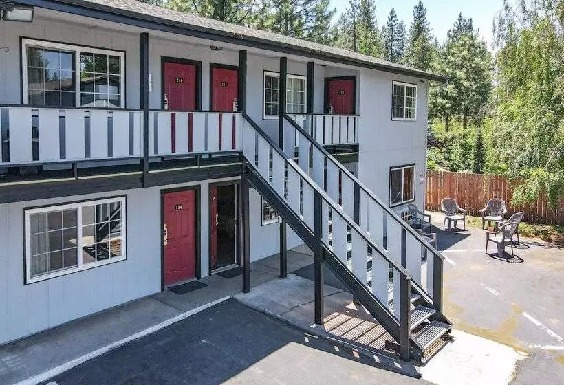 Charm Motel & Suites