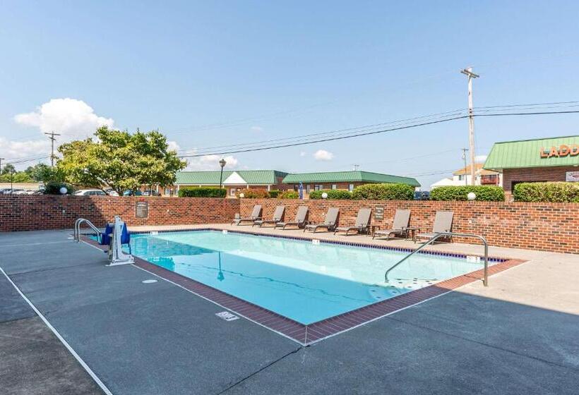 Отель Comfort Inn Aikens Center