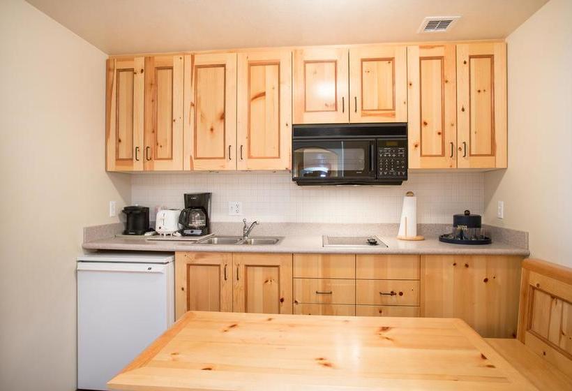 هتل The Inn At Solitude