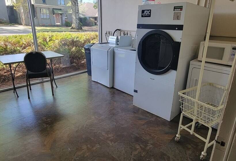 Мотель Studio 9 Inn & Suites