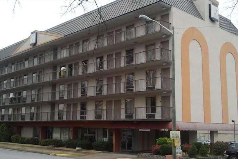 Мотель Studio 9 Inn & Suites