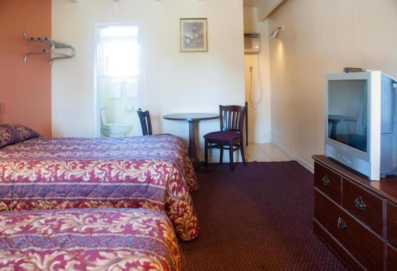 Nassau Holiday Motel