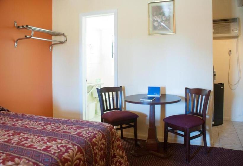 Nassau Holiday Motel