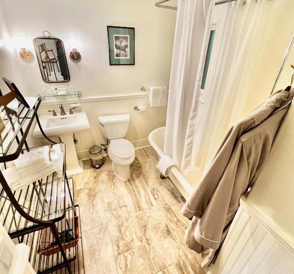 Otter's Pond Bed And Breakfast