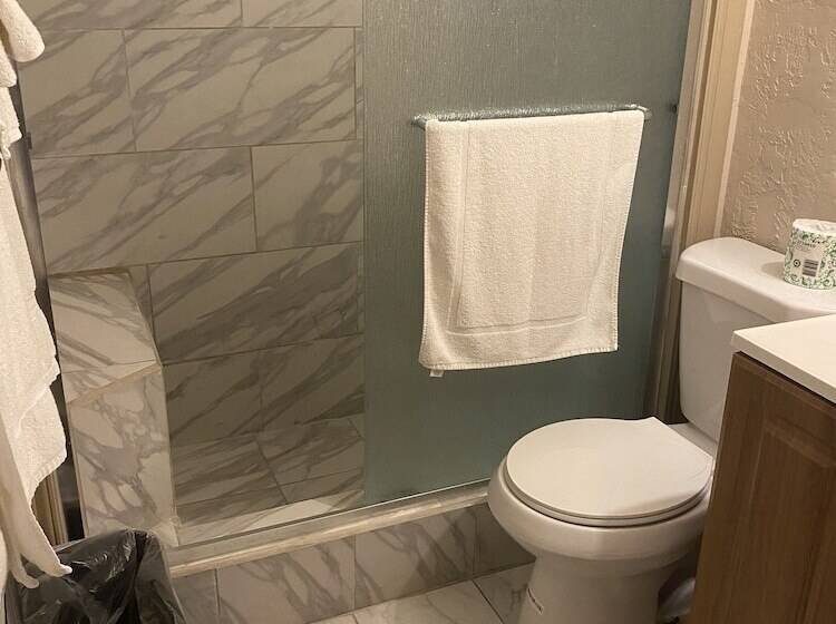 Surf Motel And Apartments