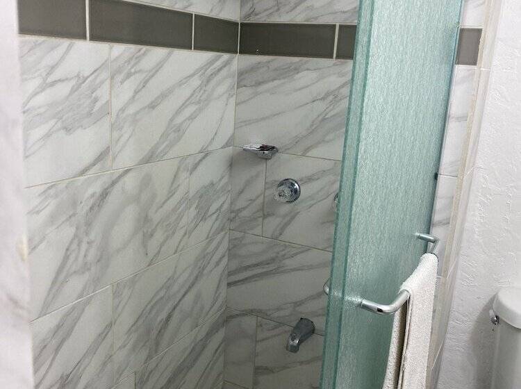 Surf Motel And Apartments