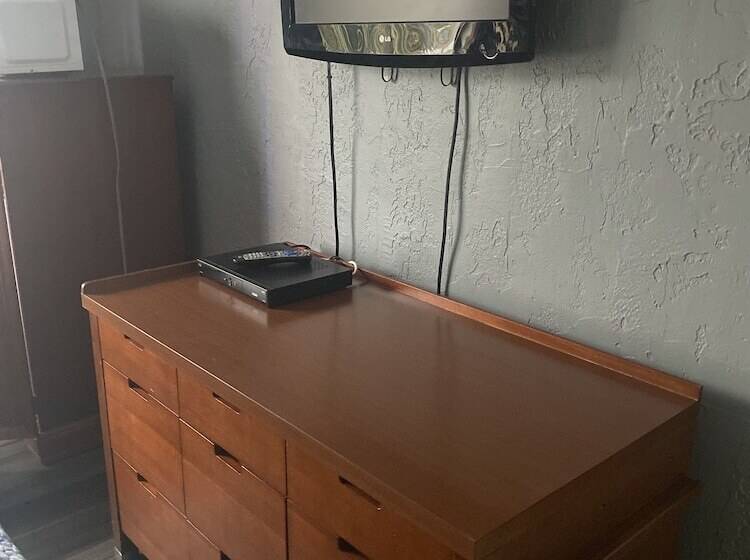 Surf Motel And Apartments