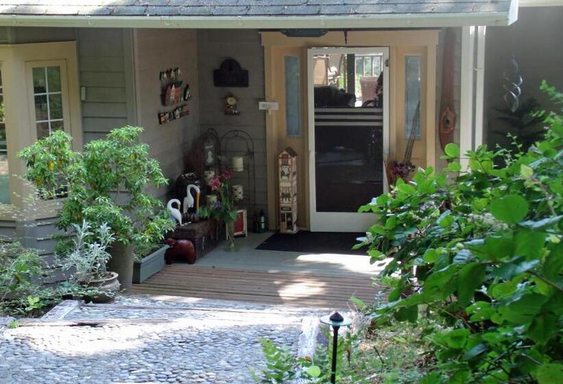 住宿加早餐  Inn To The Woods