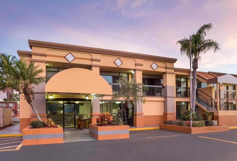 モーテル Travelodge By Wyndham Fort Myers North