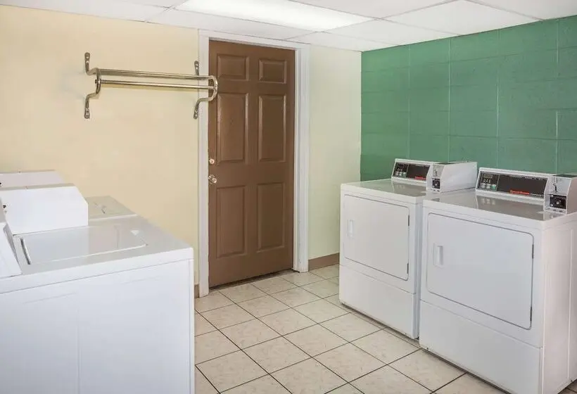 مُتل Travelodge By Wyndham Fort Myers North