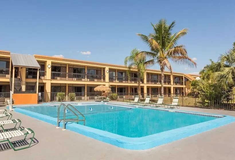 مُتل Travelodge By Wyndham Fort Myers North