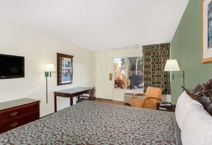 مُتل Travelodge By Wyndham Fort Myers North