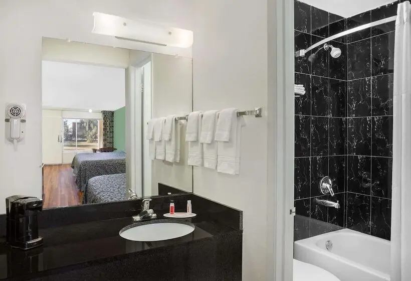 مُتل Travelodge By Wyndham Fort Myers North