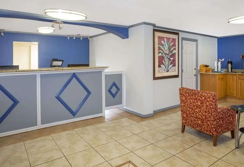 مُتل Travelodge By Wyndham Fort Myers North