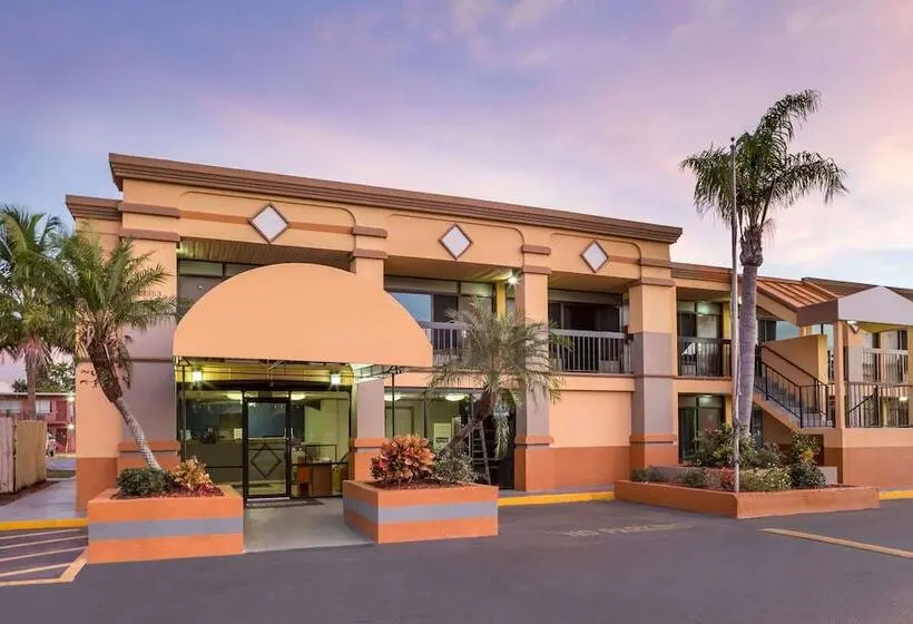 مُتل Travelodge By Wyndham Fort Myers North