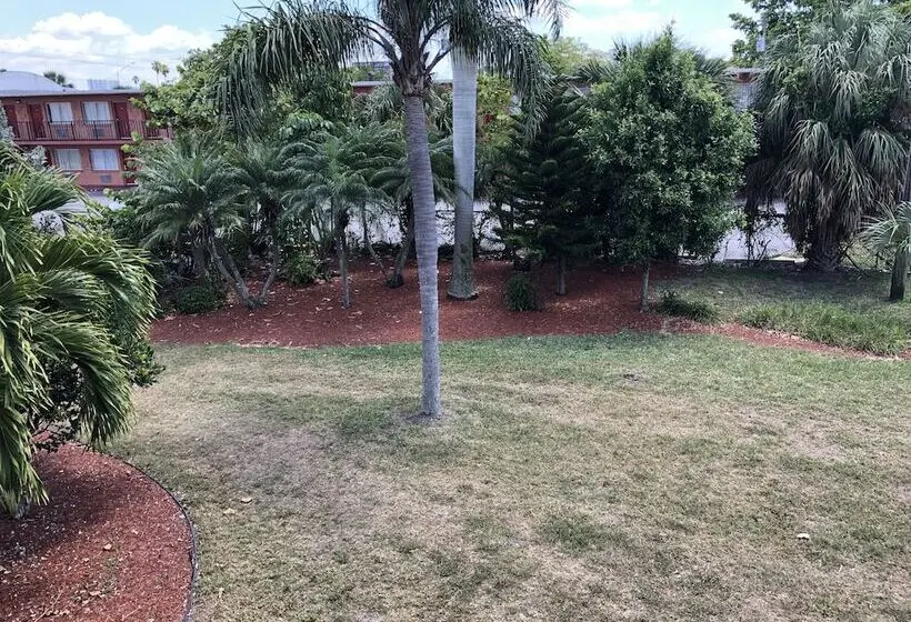 مُتل Travelodge By Wyndham Fort Myers North