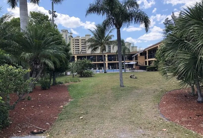 مُتل Travelodge By Wyndham Fort Myers North