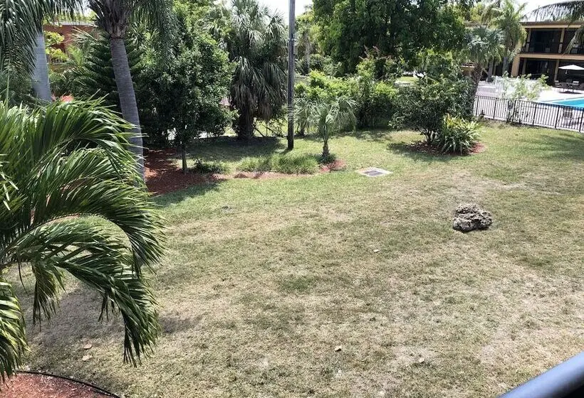 مُتل Travelodge By Wyndham Fort Myers North