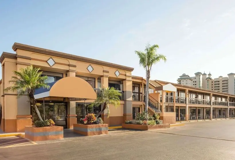 مُتل Travelodge By Wyndham Fort Myers North