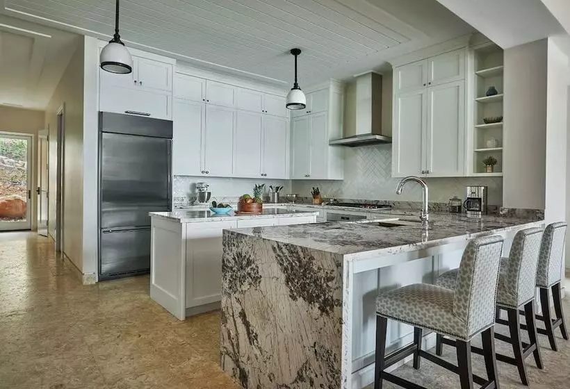 استراحتگاه Oil Nut Bay