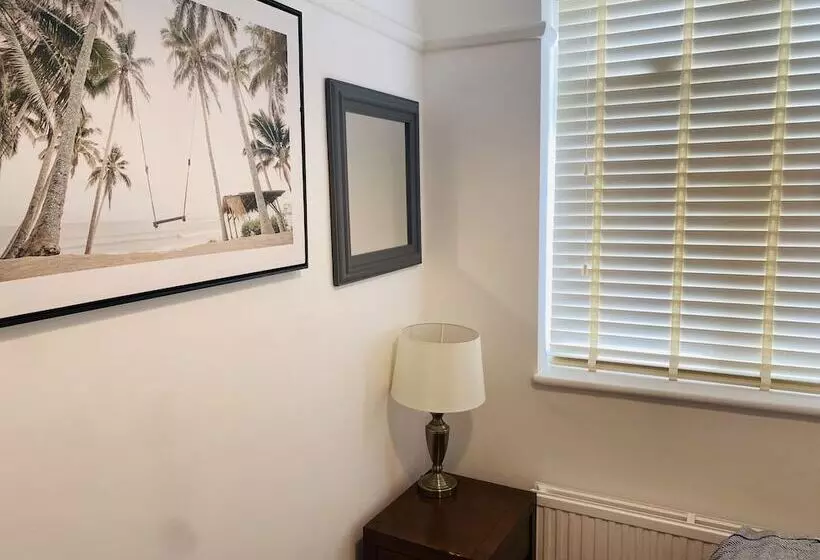 Residenssi Inviting 4 Bed House In Leeds