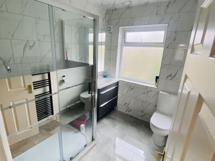 住所 Inviting 4 Bed House In Leeds