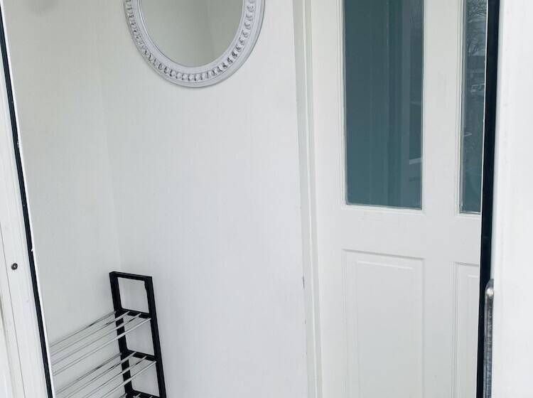 住所 Inviting 4 Bed House In Leeds