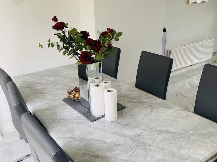 住所 Inviting 4 Bed House In Leeds