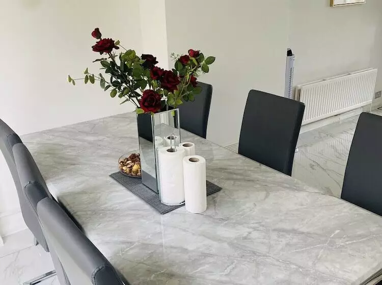 Residenssi Inviting 4 Bed House In Leeds