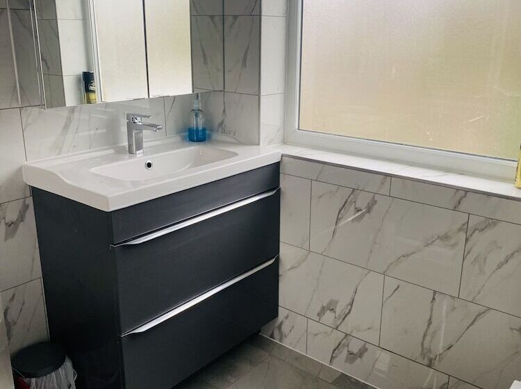 住所 Inviting 4 Bed House In Leeds