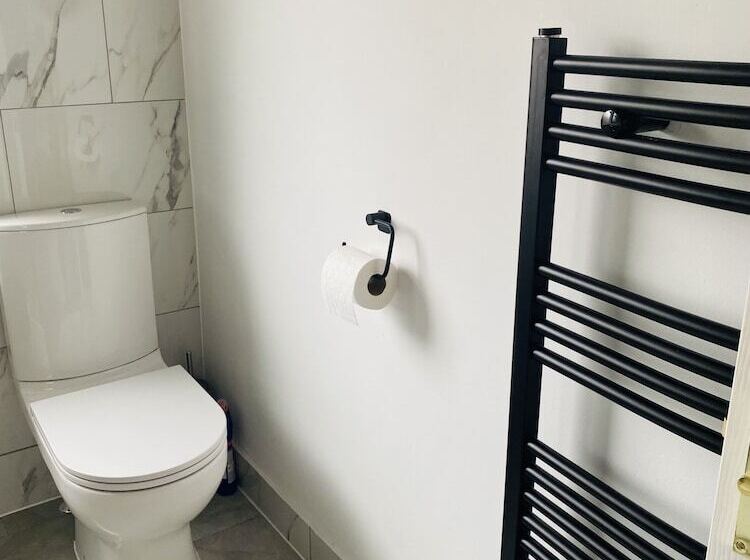 住所 Inviting 4 Bed House In Leeds