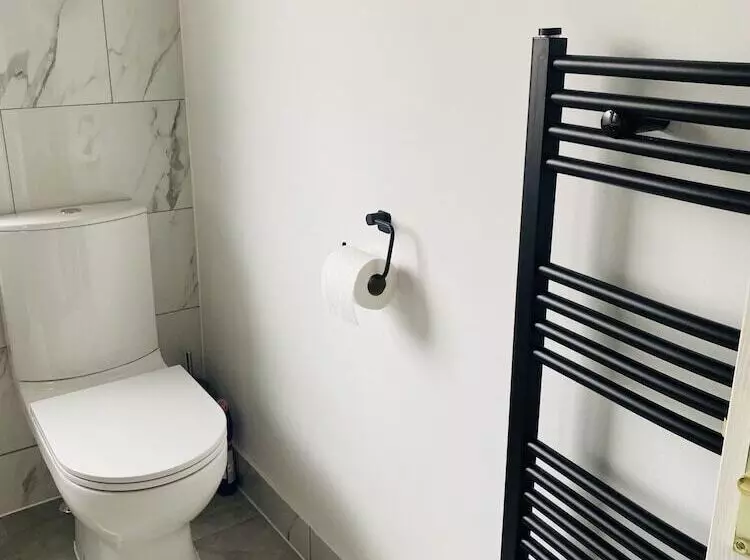 Residenssi Inviting 4 Bed House In Leeds