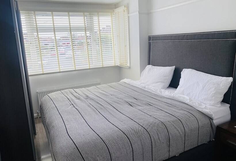 住所 Inviting 4 Bed House In Leeds