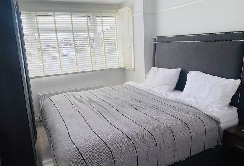 Residenssi Inviting 4 Bed House In Leeds
